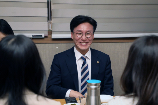 김민석 더불어민주당 정책위의장이 23일 서울 여의도 한 식당에서 현안 관련 기자간담회를 하고 있다. 공동취재=연합뉴스.